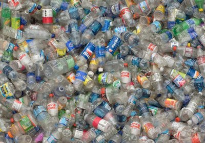 Des bouteilles plastiques jetées très loin de TARA Des bouteilles plastiques jetées très loin de TARA