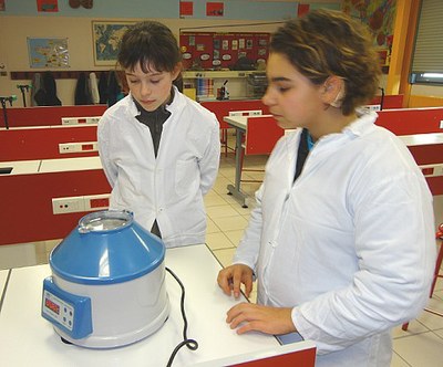 Centrifuger 10 minutes à 2000 tours en équilibrant bien la centrifugeuse