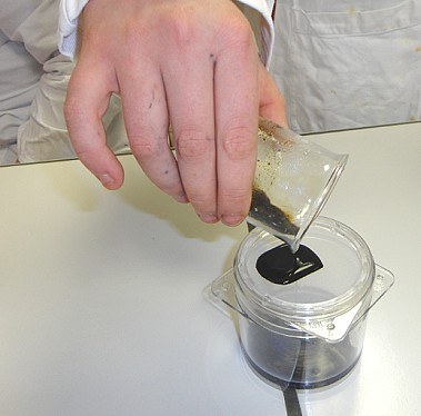 Filtrer le contenu du bêcher sur un tamis de 125 μm au-dessus d’un cristallisoir Filtrer le contenu du bêcher sur un tamis de 125 μm au-dessus d’un cristallisoir
