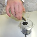 Filtrer le contenu du bêcher sur un tamis de 125 μm au-dessus d’un cristallisoir