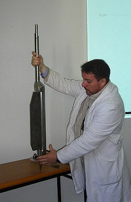 Présentation de l'extrémité d'un carottier par Monsieur Laurent Charrieau , technicien au laboratoire POLEN Présentation de l'extrémité d'un carottier par Monsieur Laurent Charrieau , technicien au laboratoire POLEN