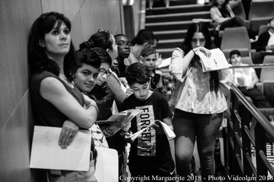 L'attente dans les coulisses des élèves du collège E Triolet L'attente dans les coulisses des élèves du collège E Triolet